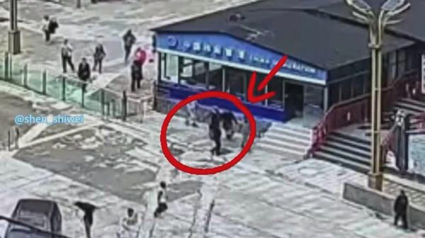 Phút cuối của sĩ quan Trung Quốc xả thân làm nhiệm vụ trong lũ quét