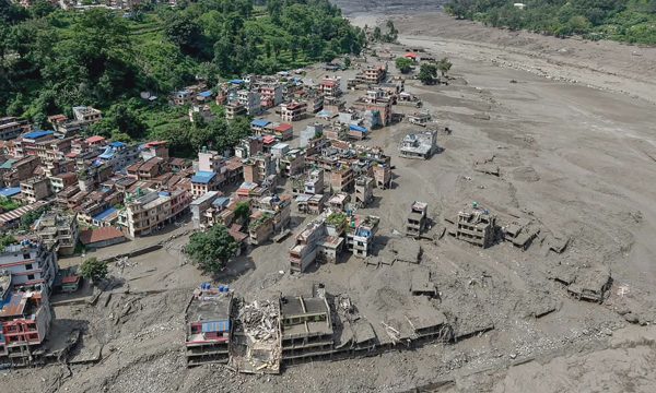 Phút kinh hoàng của phi công Nepal trước sóng lũ cao 6 m