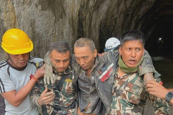 Phút sinh tử của người mắc kẹt 10 ngày trong đường hầm Nepal sau lũ quét