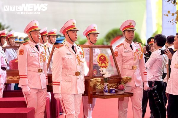 Phút tiễn đưa 731 hài cốt liệt sĩ quy tập tại CV Lê Thị Riêng về nơi an nghỉ