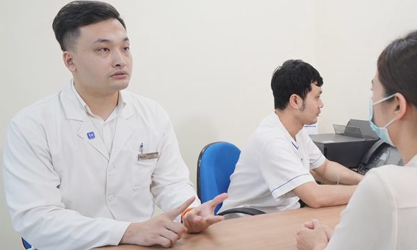 Pin đồ chơi gây bỏng màng nhĩ bé trai