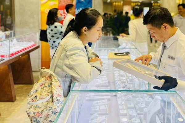 PNJ hậu cú sốc kim cương, ‘cá mập’ lao tới đánh cược gì ở đây?