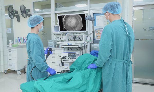 Polyp lấp gần kín lòng đại tràng người đàn ông