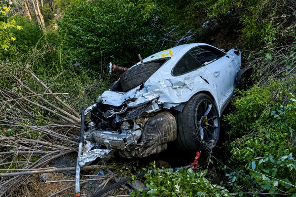 Porsche GT3 RS vỡ nát sau khi lao xuống vách đá, tài xế sống sót kỳ diệu