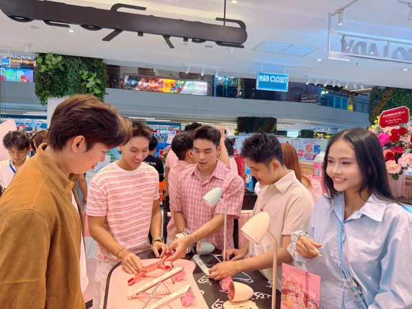 Quà 20/10 độc lạ: Đồ công nghệ chinh phục giới trẻ TP.HCM