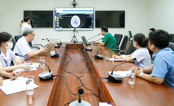Qua màn hình, bác sĩ đầu ngành điều phối ca hồi sức nghẹt thở, cứu sống bé trai