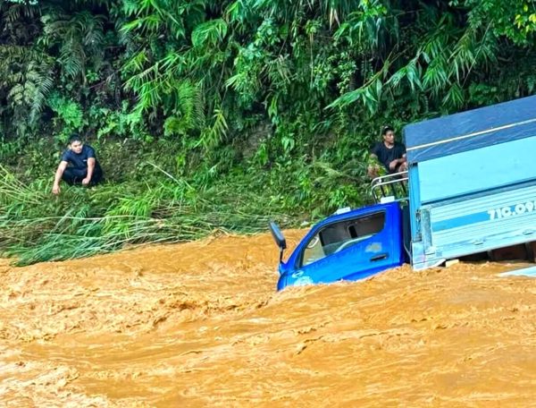Qua suối lúc lũ ập về, xe tải bị nước cuốn trôi ở Đà Lạt