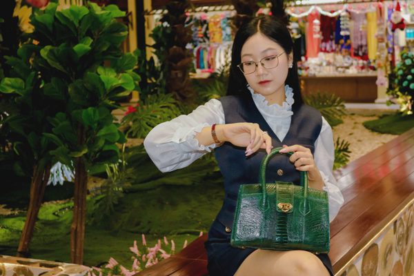 Quà tặng 20 - 10 tinh tế với túi xách da đà điểu Khatoco cho phái đẹp