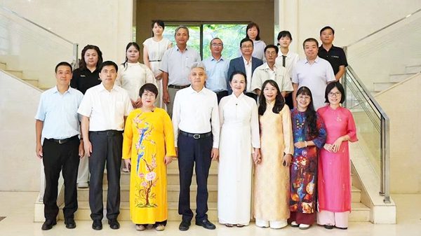 Qua trang văn, độc giả quốc tế hiểu hơn về tinh thần Việt