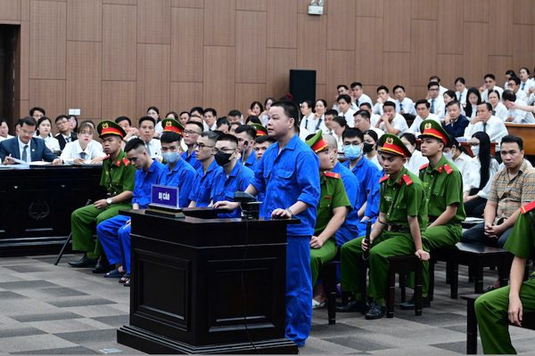 Quá trình bỏ trốn ra nước ngoài rồi ‘hội ngộ’ tại tòa của Mr Hunter và vợ cũ