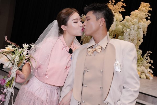 Quân A.P và bạn gái làm đám cưới trên truyền hình, Trấn Thành và Anh Tú rơi nước mắt