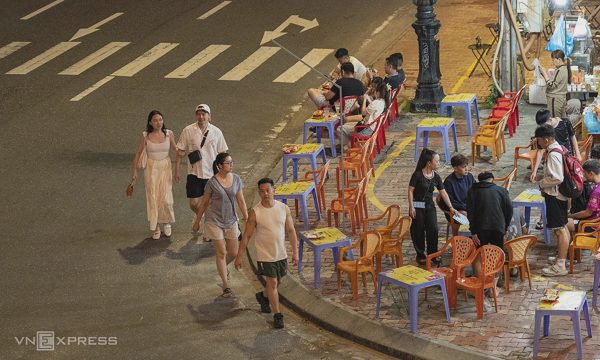 Quán ăn chiếm vỉa hè khiến tôi đi dưới lòng đường bị xe tông, ai phải đền?