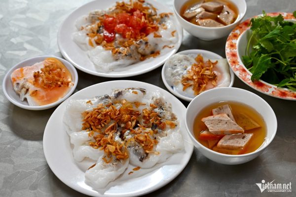 Quán bánh cuốn Hà Nội hơn 40 năm, giá từ 20.000 đồng, được tạp chí Anh khen