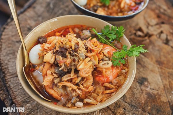 Quán bánh đúc "núp hẻm" ở TPHCM gây sốt nhờ vị trí đặc biệt