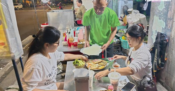 Quán bánh xèo gần 60 năm ở Quy Nhơn, con gái quyết không bỏ nghề của mẹ
