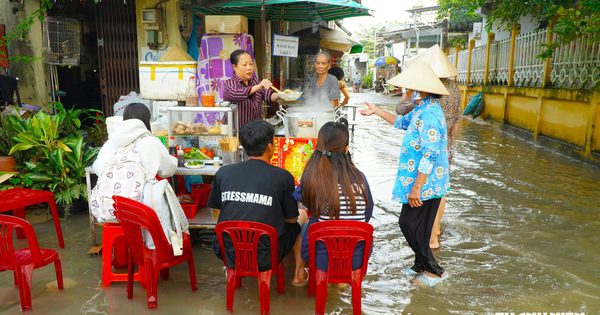 Quán bún riêu miền Tây 'sống chung với nước ngập': Có khách chờ triều cường lên mới đến
