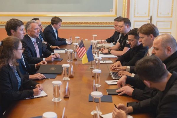 Quan chức Ukraine: Đặc phái viên Mỹ mang đến đề xuất hòa bình khả quan hơn