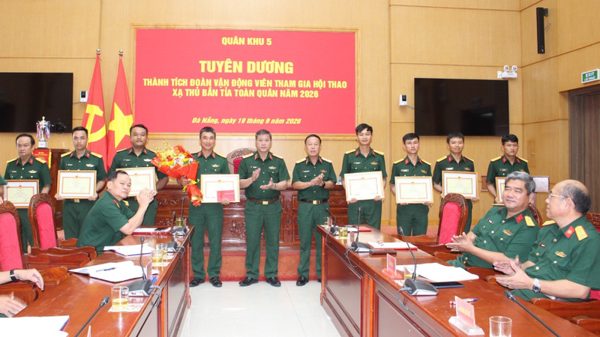Quân khu 5 tuyên dương, khen thưởng Đoàn vận động viên tham gia Hội thao Xạ thủ bắn tỉa toàn quân năm 2026