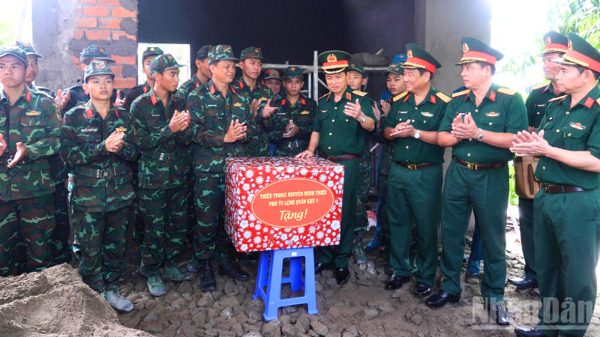 Quân khu 9 động viên lực lượng tham gia chương trình xóa nhà tạm, nhà dột nát