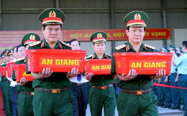 Quân khu 9 vận chuyển hơn 8.000 hài cốt liệt sĩ bằng máy bay quân sự