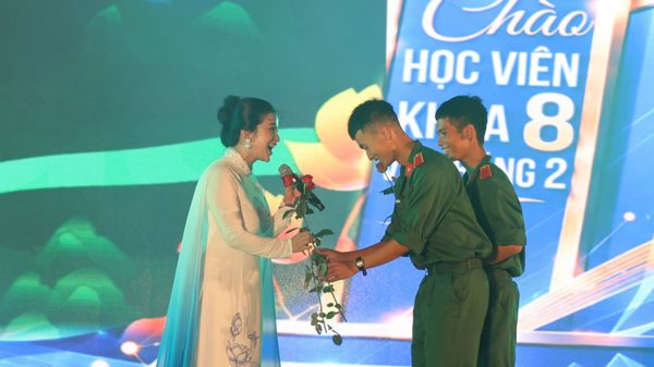 Quán quân Sao Mai cùng dàn nghệ sĩ khuấy động sân khấu chào tân học viên Sĩ quan Lục quân 1