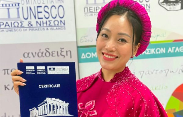 Quán quân Sao Mai Huyền Trang nhận giải thưởng ở Hy Lạp