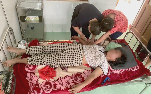 Quân y biên phòng kịp thời cấp cứu người phụ nữ hôn mê do bị ong vò vẽ đốt