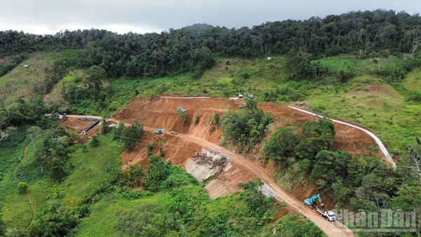 Quảng Ngãi: Chủ động ứng phó mưa lớn, bảo đảm an toàn giao thông và công trình xây dựng