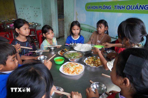 Quảng Ngãi chú trọng nâng chất bữa ăn bán trú cho học sinh vùng cao