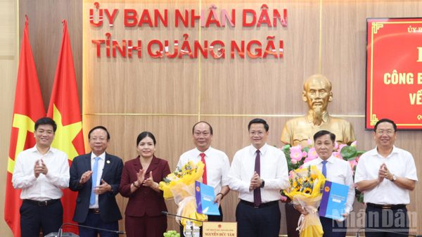Quảng Ngãi công bố và trao các quyết định về công tác cán bộ