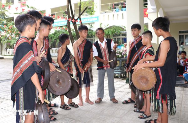 Quảng Ngãi giữ gìn, phát huy bản sắc văn hóa dân tộc trong trường học, cộng đồng