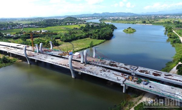 Quảng Ngãi: Hợp long cầu lớn nhất Dự án giao thông trọng điểm đường Hoàng Sa-Dốc Sỏi