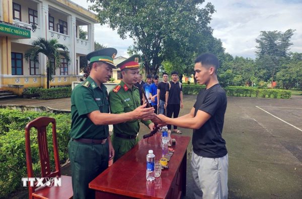 Quảng Ngãi: Người dân xã vùng biên Ia Đal giao nộp 36 súng tự chế