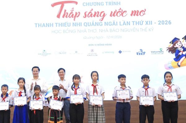 Quảng Ngãi trao 150 suất học bổng 'Thắp sáng ước mơ'