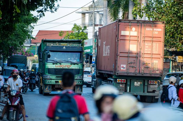 Quảng Ninh: Hạn chế xe chở đất đá qua cổng trường học sau phản ánh của Tiền Phong