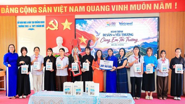 Quảng Ninh: Trao áo dài, gửi niềm vui tới học sinh vùng biên Bình Liêu