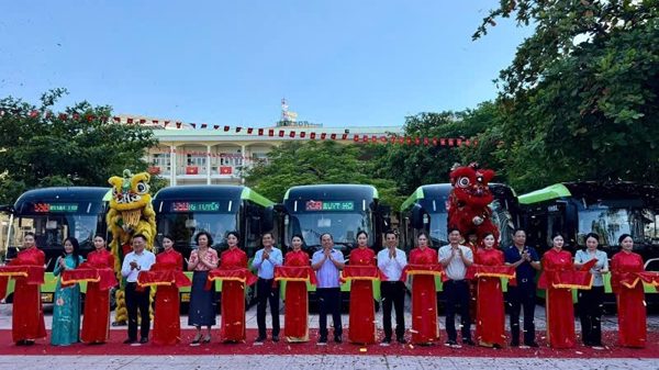 Quảng Ninh triển khai xe buýt điện miễn phí đưa đón học sinh đến trường