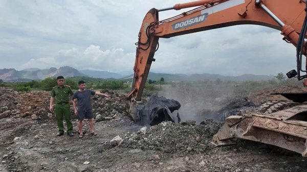 Quảng Ninh: Triệt phá đường dây vận chuyển, đổ thải và chôn lấp hàng trăm tấn rác thải công nghiệp