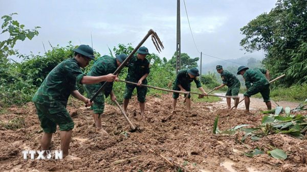 Quảng Trị: Bộ đội Biên phòng khẩn trương giúp dân khắc phục hậu quả mưa lũ