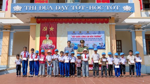 Quảng Trị: Chương trình “Tiếp bước cùng em đến trường” tại vùng cao Hướng Hiệp
