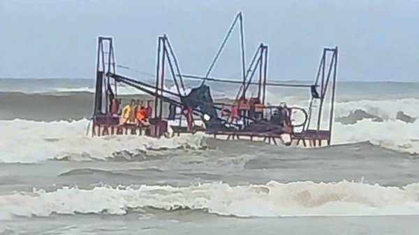 Quảng Trị: Cứu 5 công nhân bị nạn khi khảo sát, thăm dò địa chất dự án điện gió trên biển
