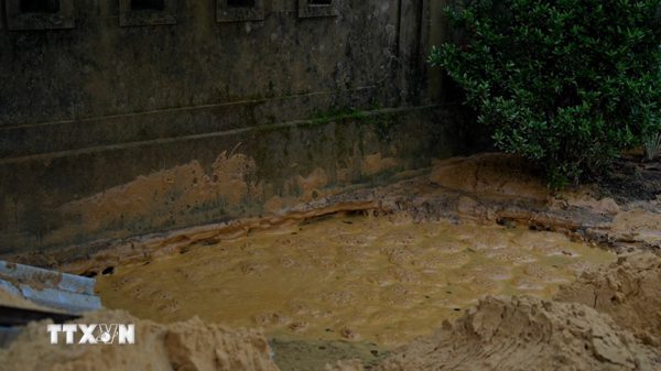 Quảng Trị đổ cát lấp đầy hố sụt lún để đảm bảo an toàn cho người dân