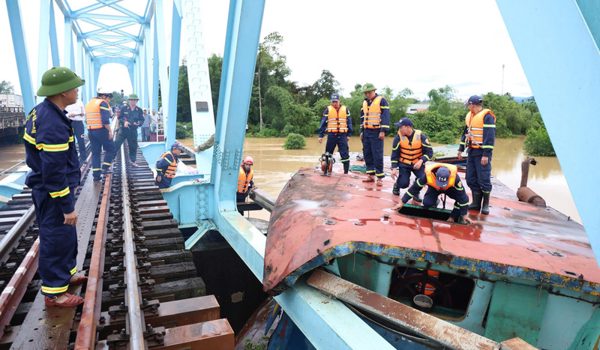Quảng Trị: Giải cứu cầu đường sắt khỏi sà-lan mắc kẹt