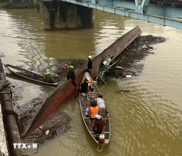 Quảng Trị hoàn thành cứu hộ 3 sà lan mắc kẹt tại cầu Mỹ Chánh