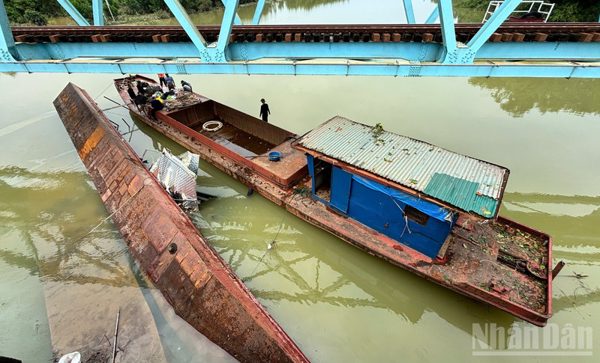 Quảng Trị: Hoàn thành di dời 3 sà-lan mắc kẹt tại cầu đường sắt Mỹ Chánh