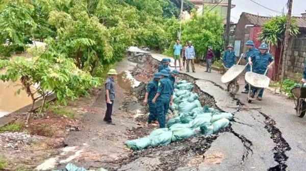 Quảng Trị: Khẩn trương gia cố đoạn đường ven sông bị sụt lún ở xã Lệ Thủy