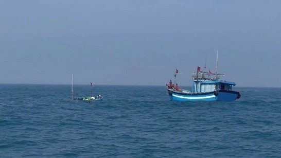Quảng Trị: Kịp thời cứu 5 công nhân gặp nạn khi đang làm việc trên biển