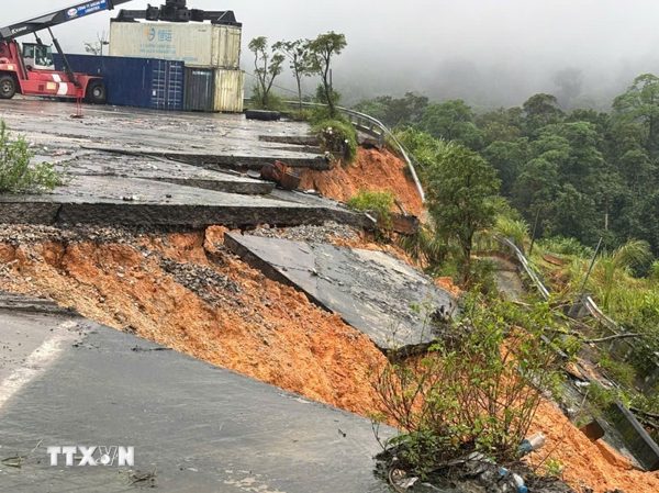 Quảng Trị: Sạt lở gần Cửa khẩu quốc tế Cha Lo sau mưa lớn