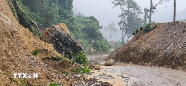 Quảng Trị: Tảng đá lớn sạt lở xuống đường nối xã Trường Sơn và Trường Ninh