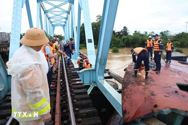 Quảng Trị tập trung khắc phục sự cố xà lan bị mắc kẹt ở cầu đường sắt Mỹ Thủy
